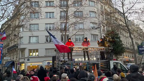 Myriam Palomba prend la parole à la manifestation, place Pierres Laroques à Paris le 17/12/2022