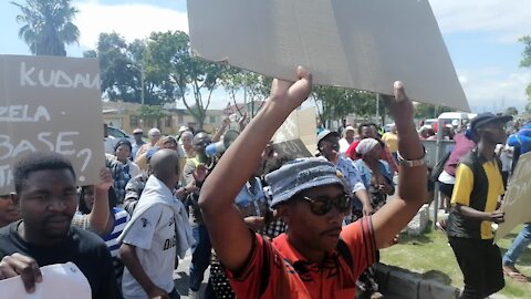 SOUTH AFRICA - Cape Town - March against lack of refuse collection in Guguletu (Video) (MYA)