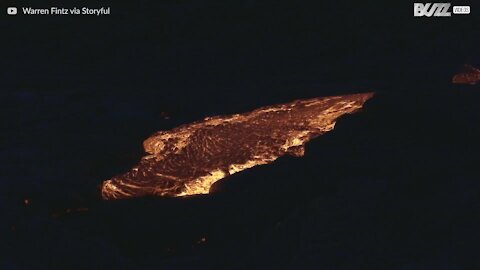 La lave ruisselle d'un volcan Hawaïen