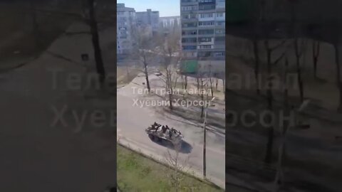 ❗️Еще видео с российскими ТЗМ РСЗО "Смерч" и прочей техникой уже на улице Херсона