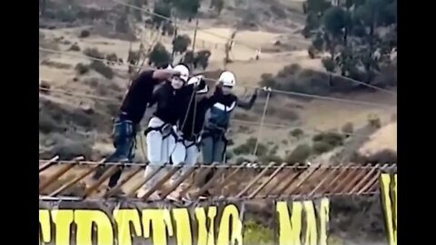 Tourists trapped on suspension bridge. Τhey remained hanging for quite some time