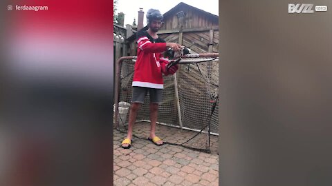 La technique d'un joueur de hockey pour ouvrir une bière