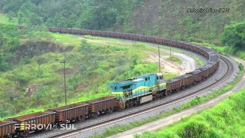 Trem nas curvas da ferrovia Vitória Minas