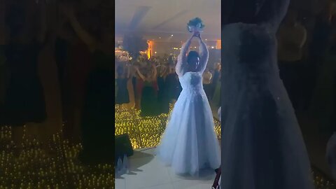 TOMA QUE O FILHO É SEU… #festadecasamento #noiva #madrinhasdecasamento #bouquet #vidademúsico #short