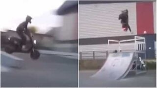 Un saut en moto tourne mal!