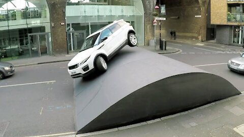 Range Rover Evoque Stunt – Speed Bump