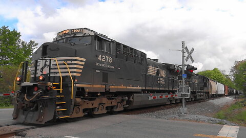 Norfolk Southern Mixed Freight / Intermodal Train