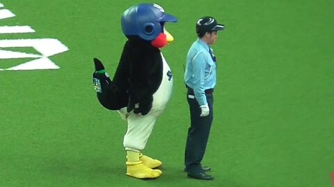 つば九郎 警備員さんにいたずら