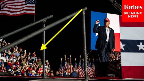 MUST WATCH: Crowd Rises And Sings National Anthem In The Middle Of A Trump Rally