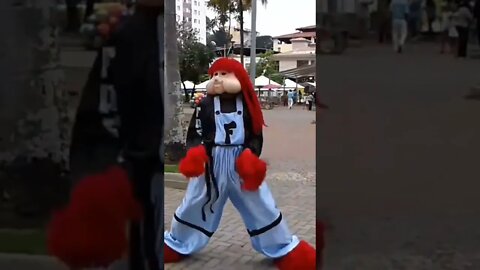 ALEGRIA DAS CRIANÇAS COM FOFÃO, PATATI, PALHACINHA E MINNIE MOUSE DANÇANDO NA PRAÇA