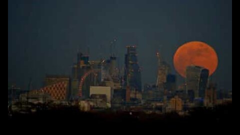 Time lapse av supermånen som stiger opp over London