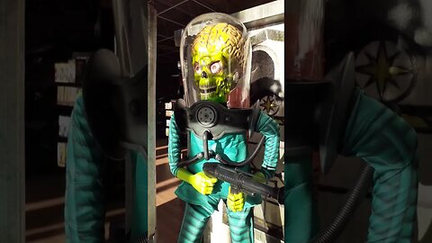 MARS ATTACKS Alien in store demo SPIRIT HALLOWEEN Animatronic #halloween #animatronics #shorts