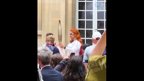 A drag queen accepted the Olympic flame in Paris