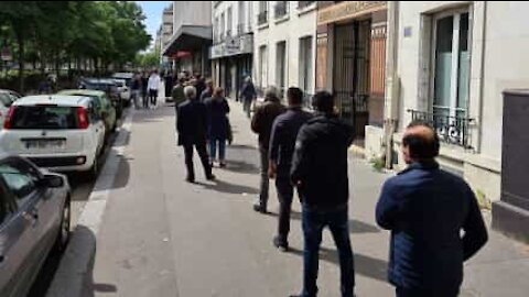 Une impressionnante file d'attente devant Darty à Paris