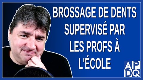 Brossage de dents supervisé par les profs à l'école