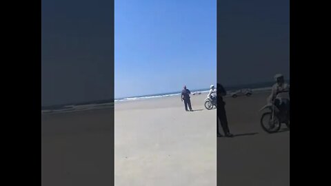 Muricy Ramalho sendo oprimido na praia pela ditadura do João Agripino! NINGUÉM ESCAPA!