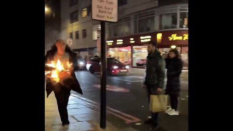 MAN IN BURNING FLAMES♨️🚷🚑ON STREETS OF LONDON🔥🚯🚒💫