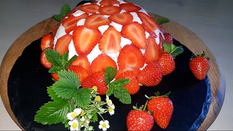 Yogurt dessert with strawberries.