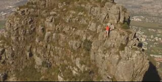 Dronefoto av en atlet som løper over Table Mountain