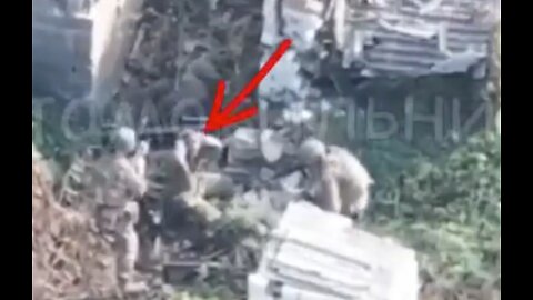 WATCH WHAT HAPPENS NEXT... A Ukrainian soldier pretended to surrender and went for the weapon of one of the Russian soldiers...