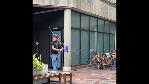 Teenager plays bagpipes from outside dad's hospital window