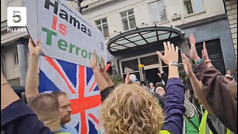 ❗UK: Police ARREST a man for his sign "Hamas is terrorist"