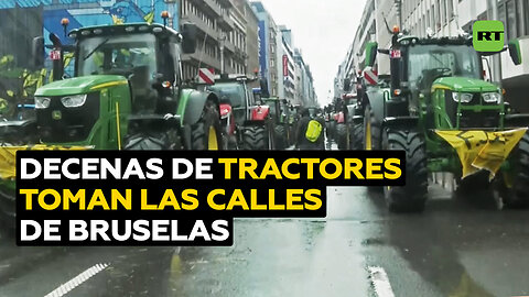 Agricultores protestan con tractores en Bruselas mientras se reúnen los ministros del sector