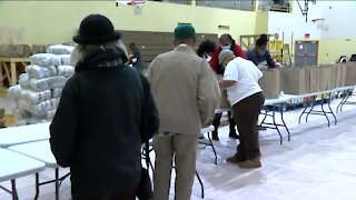 Volunteers help distribute 1,000 Thanksgiving dinners at Northcott Neighborhood House