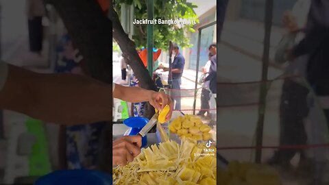 Jackfruit Streetfood Bangkok #shorts #bangkokstreetfood #jackfruit #travelblogger #carloselysee