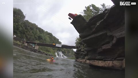 Incredibile salto mortale in kayak