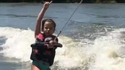 Jovem dança enquanto pratica wakeboarding!