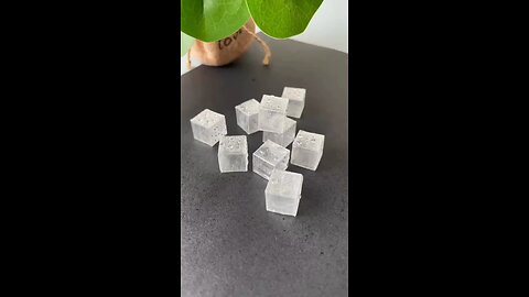 You can use transparent glue to make small ice cubes for fun and decompression,try it quickly#shorts