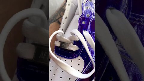 TATTOO ARTIST CUSTOMIZES SHOES WITH A BIC PEN 😱 #tattooartist #graffitiart #graffiti