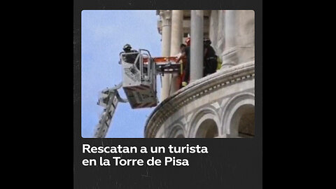 Rescatan con una grúa a un turista en la Torre de Pisa