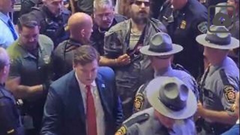 🚨Protestor charges President Trump while speaking at Johnstown, PA rally