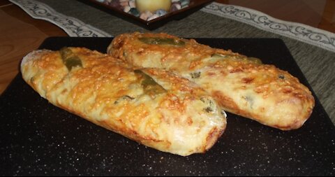 Easy No-Knead Jalapeño Cheese Bread (No Mixer... No Yeast Proofing...)