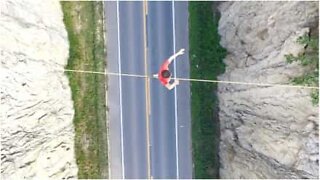 De cortar a respiração! Brasileiro pratica slackline por cima de estrada