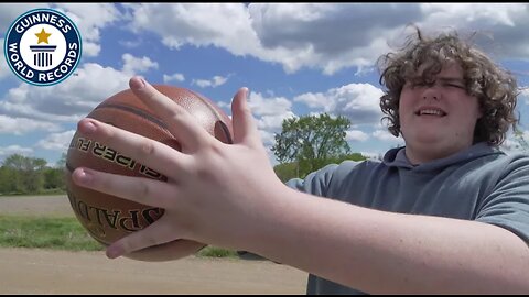 Largest Hands and Feet On A Teenager - Guinness World Records