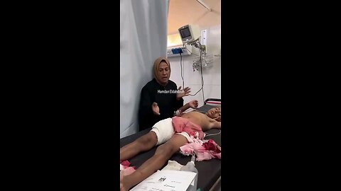 صرخة سيدة فلسطينية أمام طفل جريح: "شو ذنب الأطفال؟ افتحوا المعابر ودخلوا أطباء ومؤسسات تعالجهم".