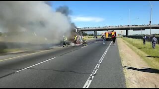 Buses stoned, set alight as Cape Town taxi strike turns violent (8r5)