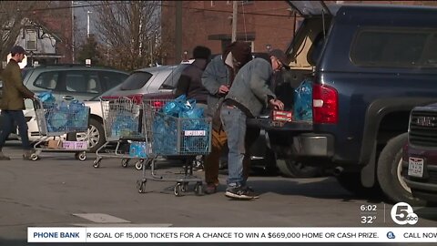 Shoppers squeeze in last minute holiday errands before winter storm