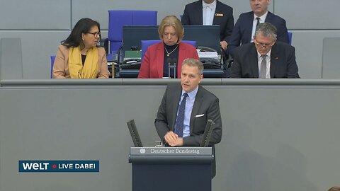 Petr Bystroň z AfD varoval, že před Bundestagem stojí dva ruské tanky jako memento války proti Rusku