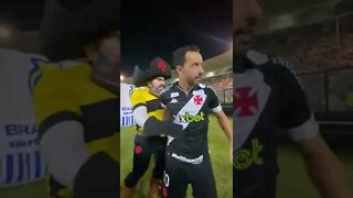 Nenê comemorando a vitória com Almirante - Vasco 3x0 Operário