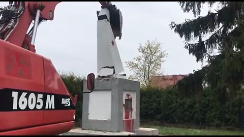 In the Polish village of Garnkarsko, a monument to Red Army soldiers was demolished