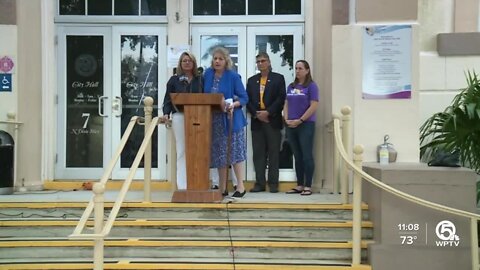 Moment of silence held in Lake Worth Beach for Colorado shooting victims