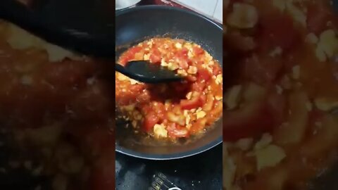 西红柿炒蛋。scrambled eggs with tomatoes