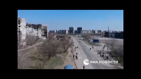 🇷🇺🇺🇦 RIA Novosti Footage From Mariupol. Below Is A Distribution Point For Humanitarian Aid!