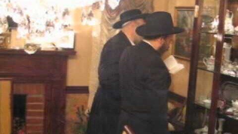 Toldos Aharon Rebbe in Queens