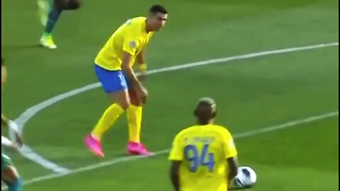 incredible weak foot goal - Ronaldo #shorts #ronaldo #alnassr