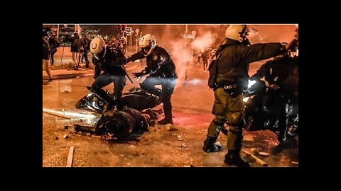 Anti-pension bill protesters clash with police in Paris